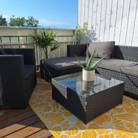 아파트 Cozy Apartment With Private Terrace & Free Parking *