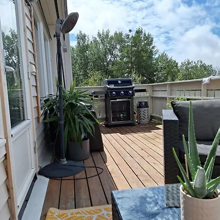 Cozy Apartment With Private Terrace & Free Parking 아파트