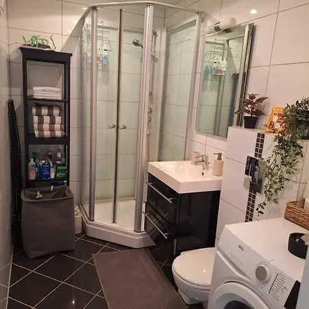 Cozy Apartment With Private Terrace & Free Parking 아파트 *