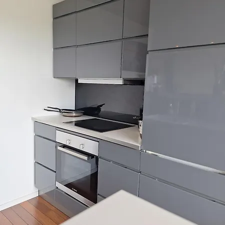 Cozy Apartment With Private Terrace & Free Parking *