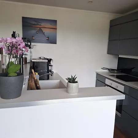 Cozy Apartment With Private Terrace & Free Parking 아파트