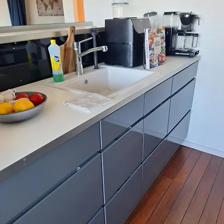 아파트 Cozy Apartment With Private Terrace & Free Parking *