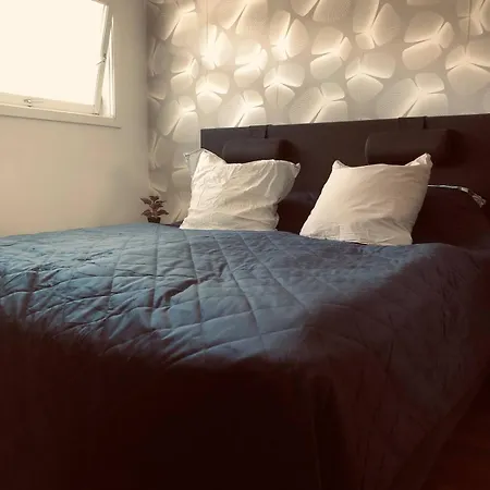 Cozy Apartment With Private Terrace & Free Parking *